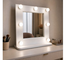 Белое гримерное настольное зеркало с подсветкой лампочками и подставкой 60х60 см